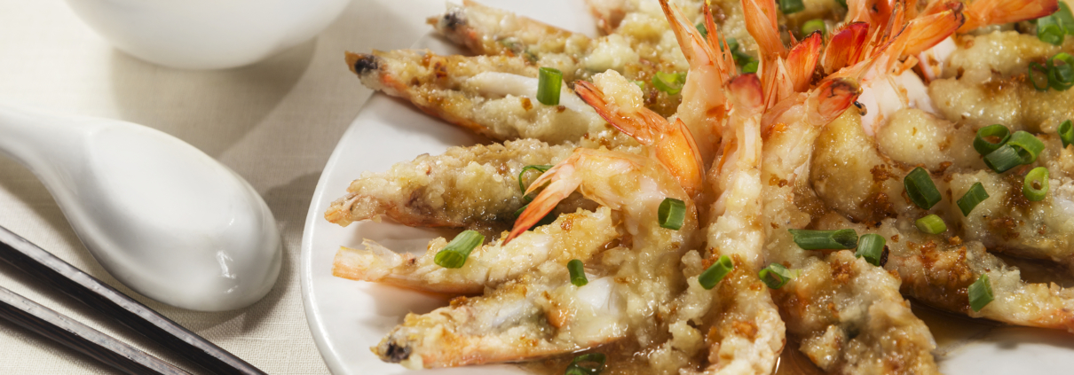 每天新鮮運到的海蝦，每隻蝦的大小都很平均，配上自家製的青葱、蒜蓉及醬油，控制蒸煮的時間剛好，鮮甜美味。